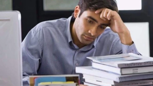أنا موظف بنكي، أعيش منذ سنتين ضغط عمل مفرط…